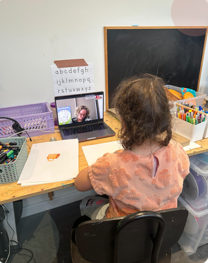 Kind volgt een online consult met Mireille via Zoom